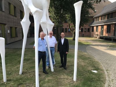 Vorsitzender Frieß (rechts) mit den geehrten Hans Auer (links) und Heinrich Krieger (mitte).
